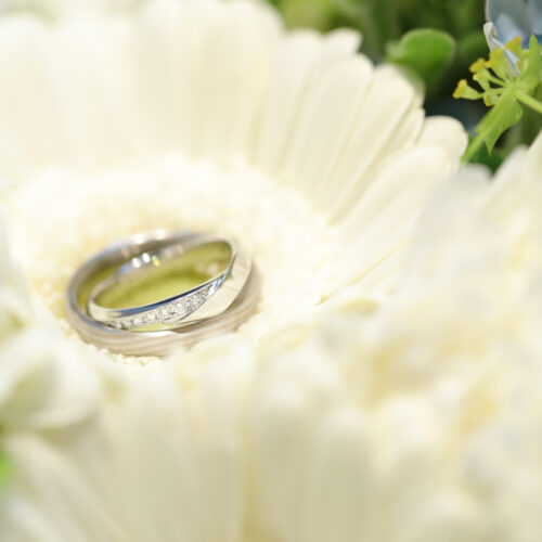 妊娠中の結婚指輪選びはどうする？購入に最適な時期や選び方を解説